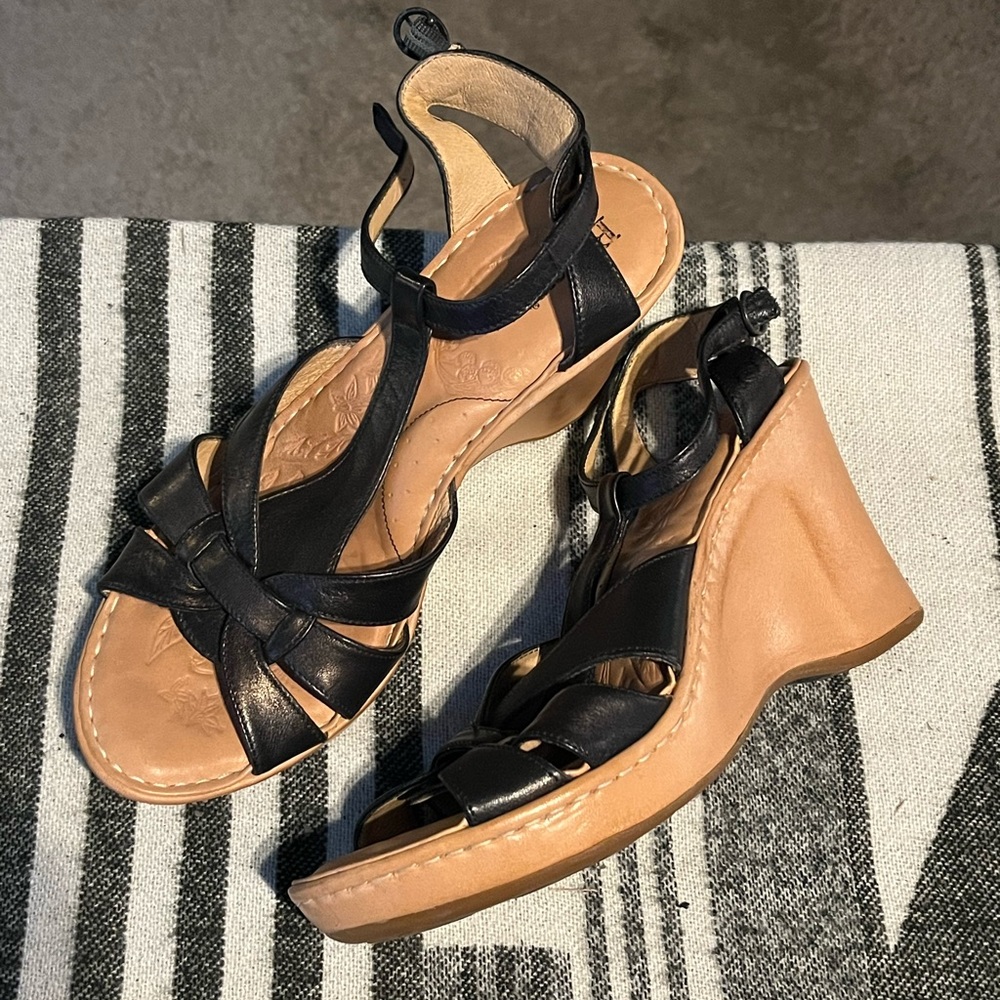 Born women's size 10 black wedges